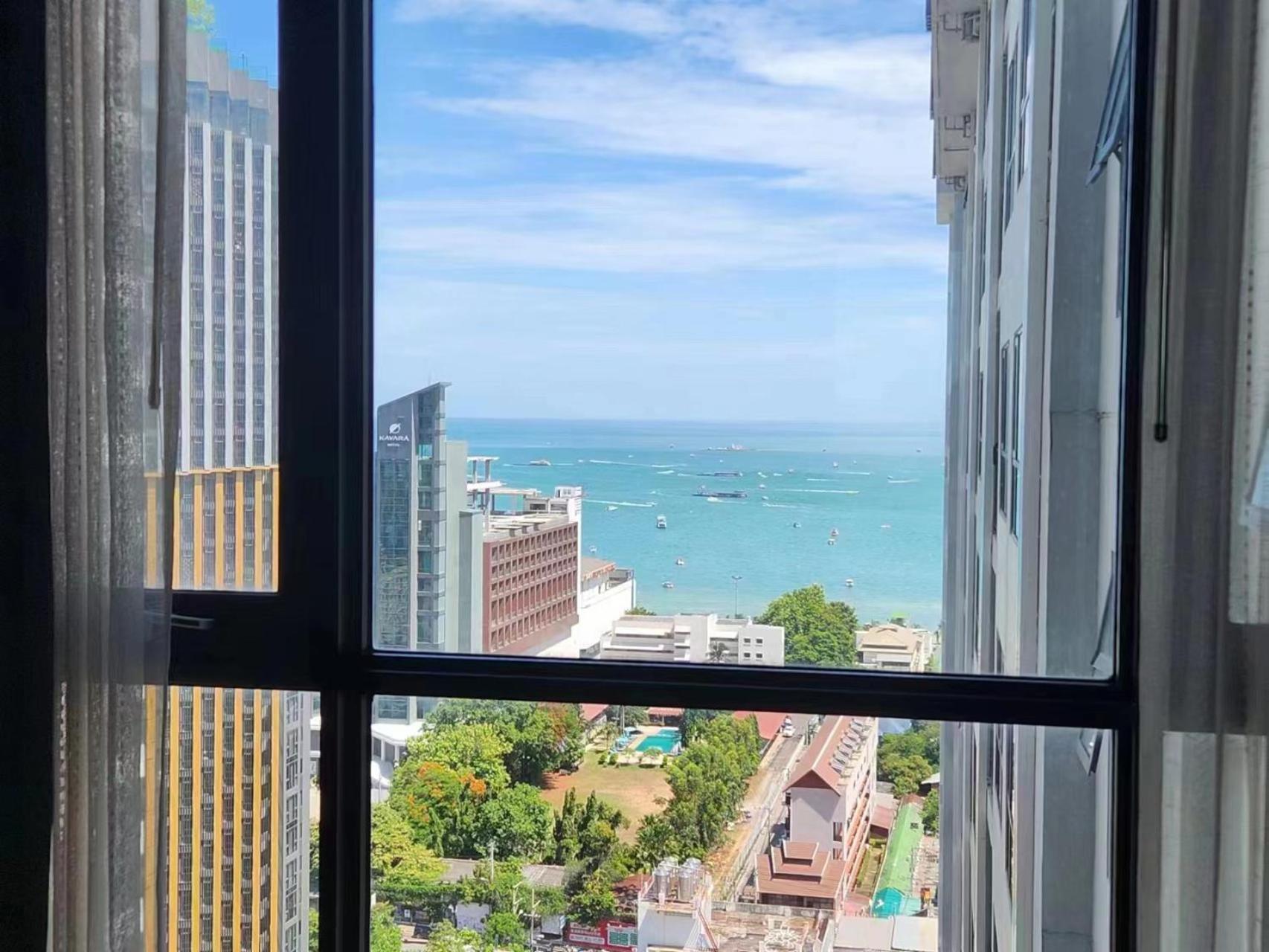 The Base Apartment Pattaya Luaran gambar