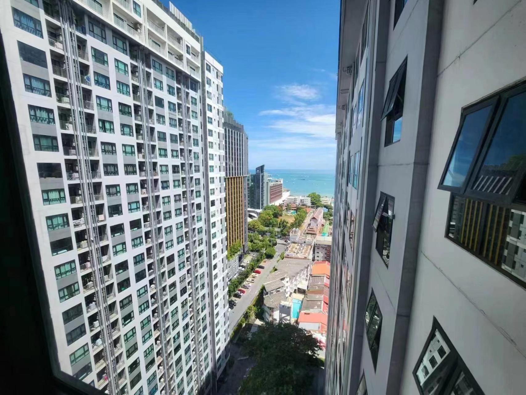 The Base Apartment Pattaya Luaran gambar